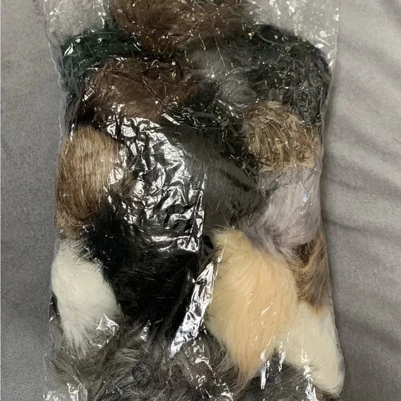 Faux Fur Pom Poms in Warm Neutrals (22 pcs.) - Picture 5 of 5